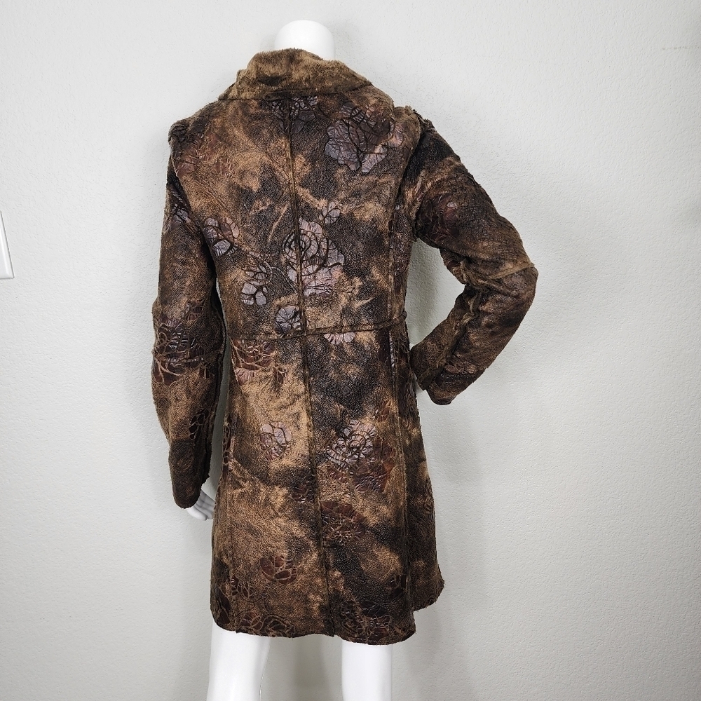 True Grit Mobwife Faux Fur Rose Embossed Coat Size M - Picture 4 of 14